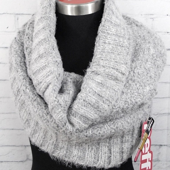 Neff Infinity Scarf (WHITE!) - Picture 1 of 3